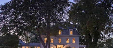 Majoituspaikan julkisivu illalla/yöllä