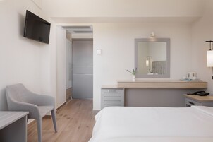 Quarto casal ou duplo conforto | Escrivaninha, cortinas blackout, quartos à prova de som