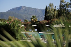 Piscina externa sazonal, funciona das 10h às 20h, guarda-sóis