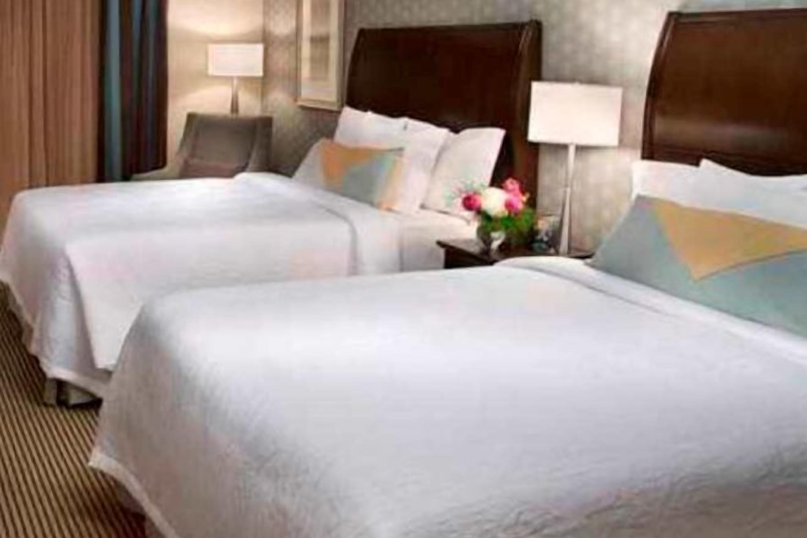 Hypo-allergenic bedding, in-room safe, desk, blackout curtains