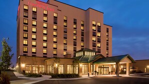 Un hotel de varios pisos con un letrero llamativo que dice "Hilton Garden Inn".