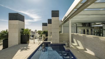 Seasonal outdoor pool, sun loungers