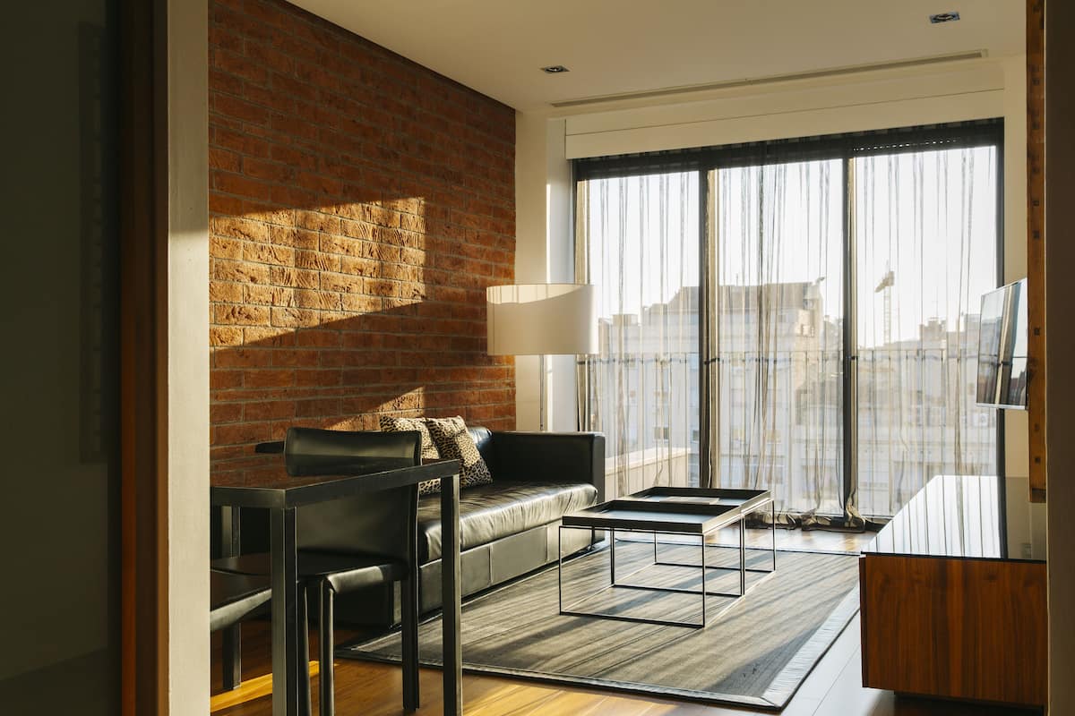 Premium bedding, down duvets, minibar, in-room safe