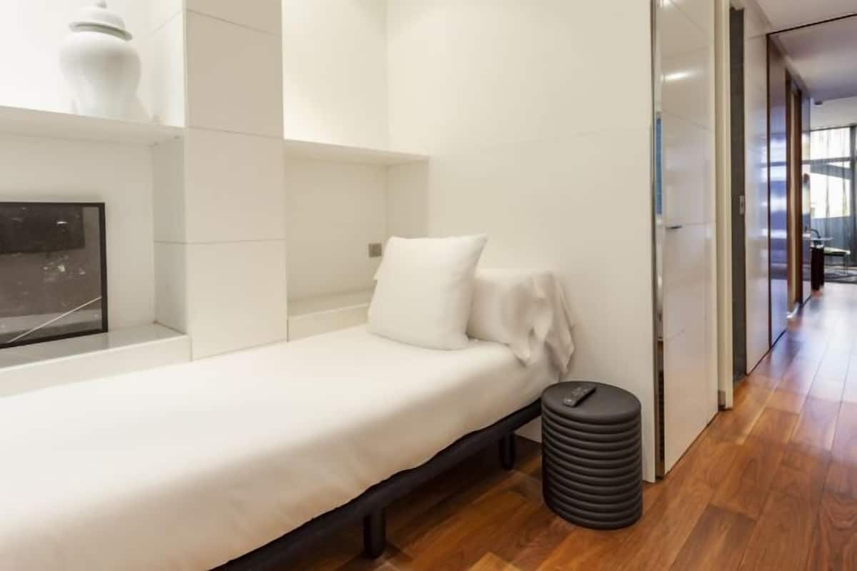 Bộ đồ giường cao cấp, chăn bông, minibar, két bảo mật tại phòng