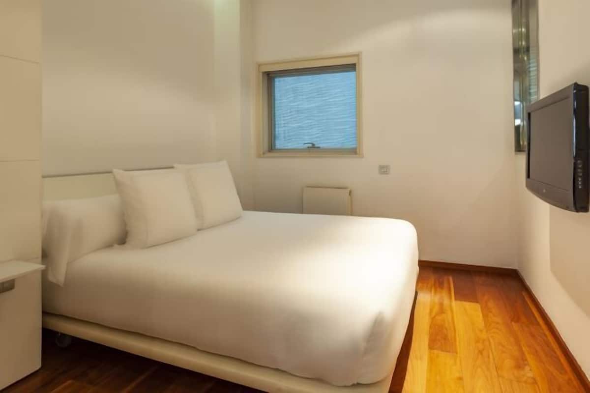 Bộ đồ giường cao cấp, chăn bông, minibar, két bảo mật tại phòng