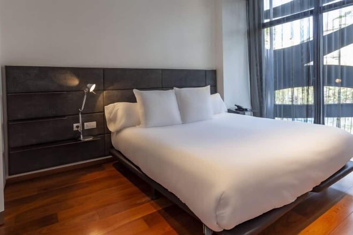 Bộ đồ giường cao cấp, chăn bông, minibar, két bảo mật tại phòng