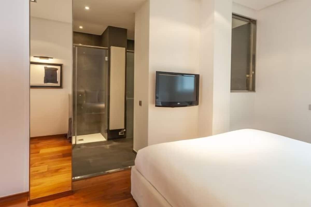 Premium bedding, down comforters, minibar, in-room safe