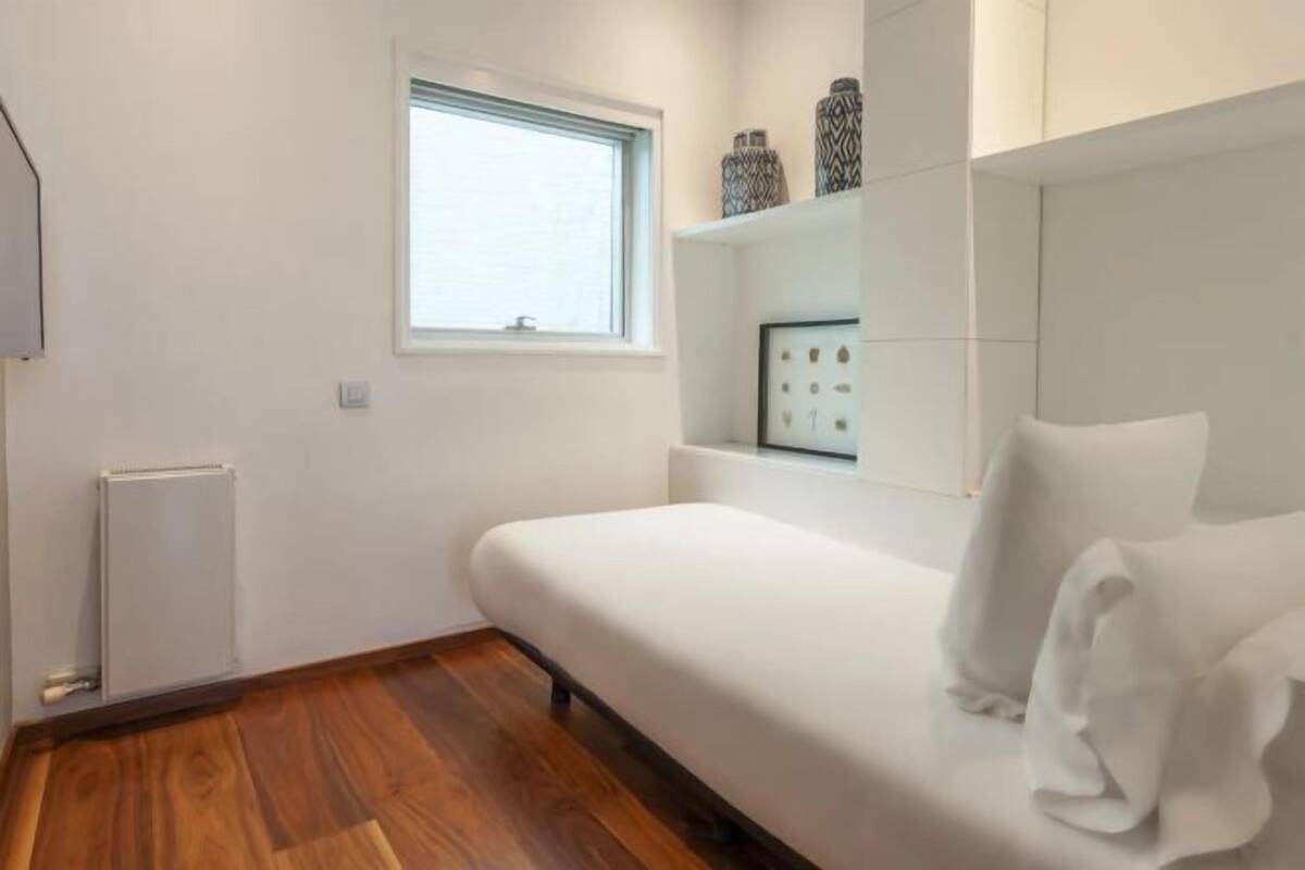 Premium bedding, down comforters, minibar, in-room safe