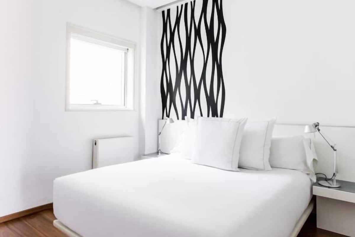 Bộ đồ giường cao cấp, chăn bông, minibar, két bảo mật tại phòng