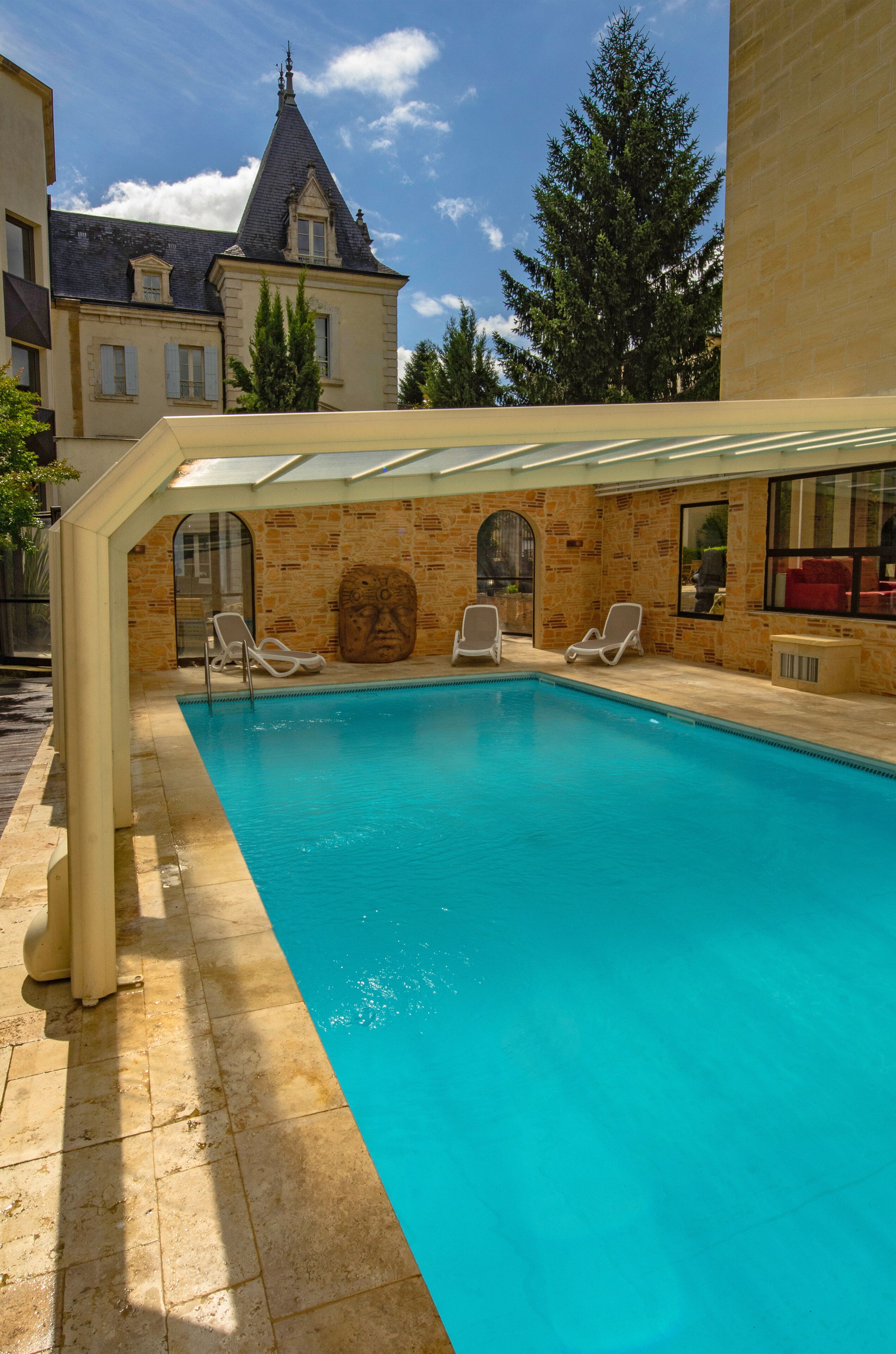 Innenpool, Außenpool, Sonnenschirme, Liegestühle