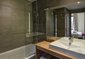 Shower, free toiletries, hair dryer, bathrobes - Au Grand Hôtel de Sarlat (Sarlat-la-Canéda)