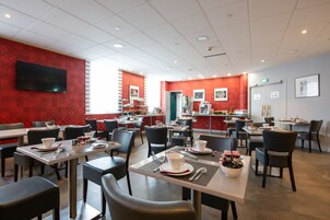 Café da manhã com buffet todos os dias mediante uma taxa