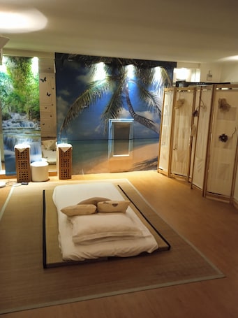 Sauna, hot tub, Swedish massages, 5 treatment rooms, massages