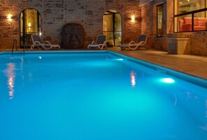 Piscina interna, piscina externa, funciona das 7h às 23h, guarda-sóis