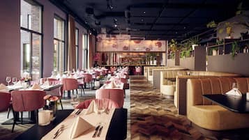 Um restaurante com várias mesas e cabines, janelas amplas e um chão com padrão herringbone.