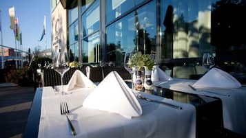 Breakfast, lunch, dinner served; al fresco dining