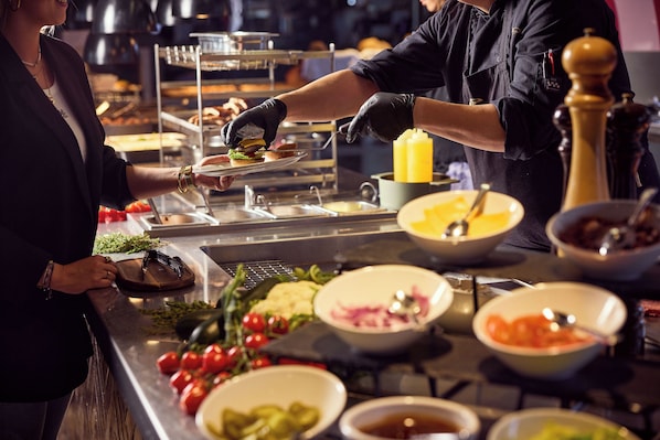 Se sirven desayunos y almuerzos, restaurante con mesas al aire libre