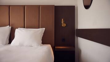 Comfort kamer | Een kluis op de kamer, een bureau, verduisterende gordijnen