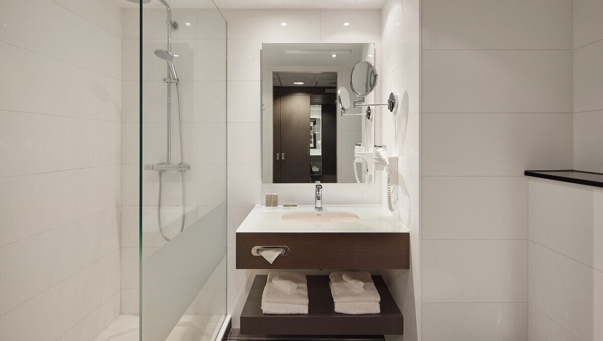 free toiletries, towels