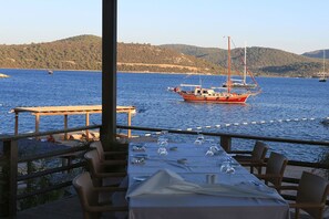 Outdoor dining - Macakizi Hotel (Bodrum)