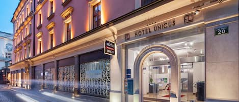 Boendets fasad - kväll/natt