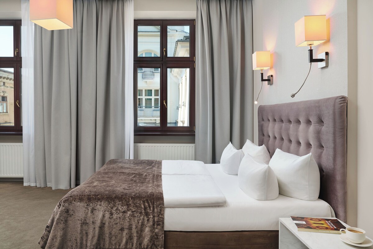 Deluxe Premium DBL Room | Sengetøy av topp kvalitet, minibar, safe på rommet og skrivebord