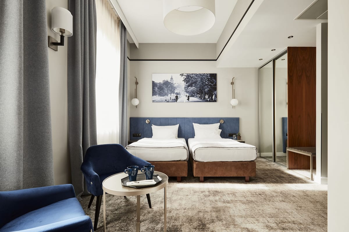 Twin Room | Premium bedding, minibar, in-room safe, desk