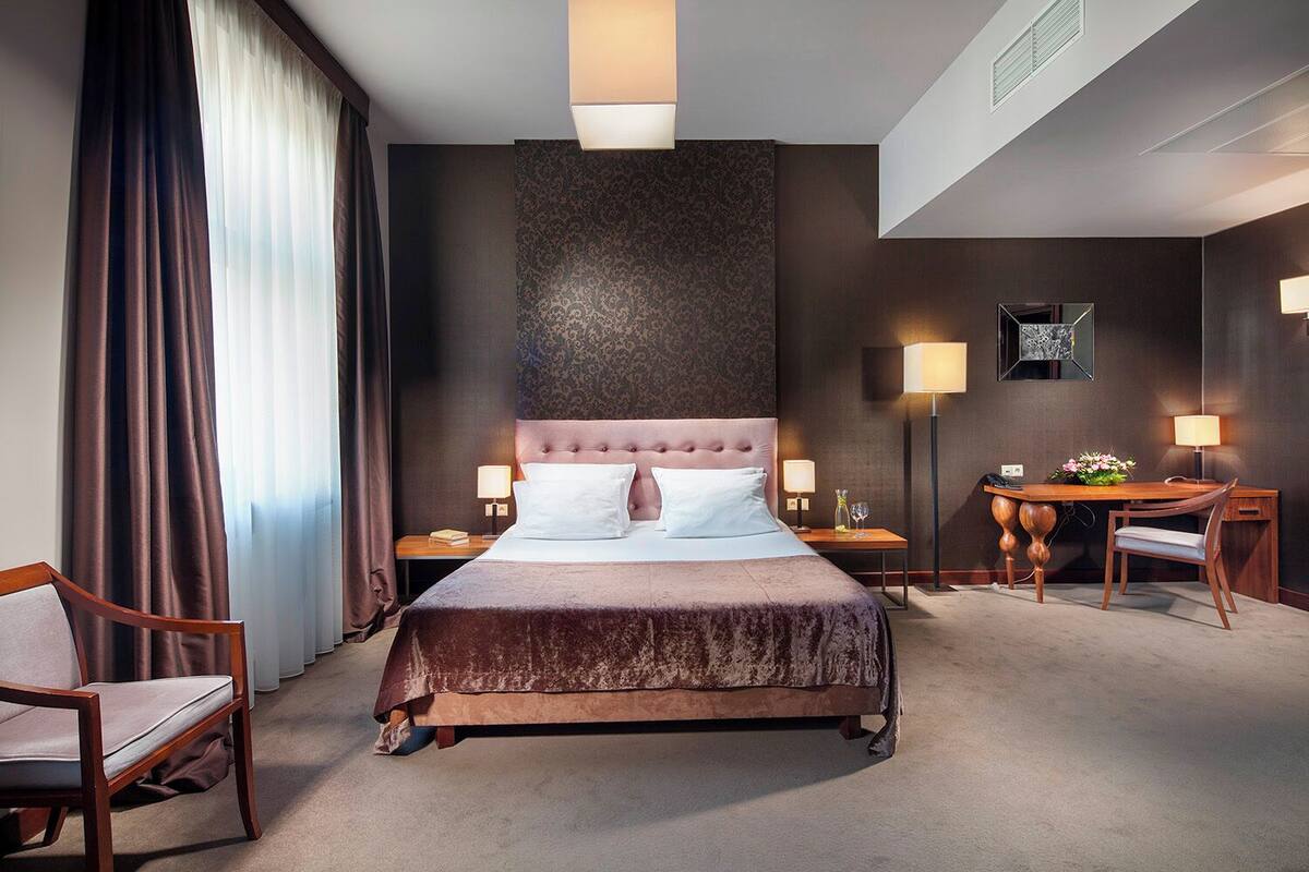 Premium bedding, minibar, in-room safe, desk