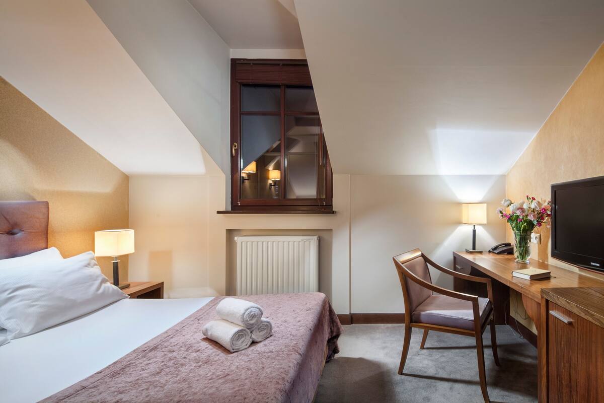 Premium bedding, minibar, in-room safe, desk