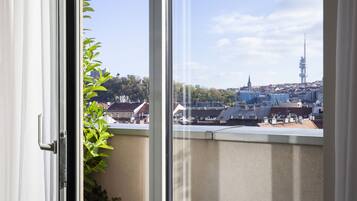 Botanique Premium King | Hypo-allergenic bedding, in-room safe, desk, laptop workspace