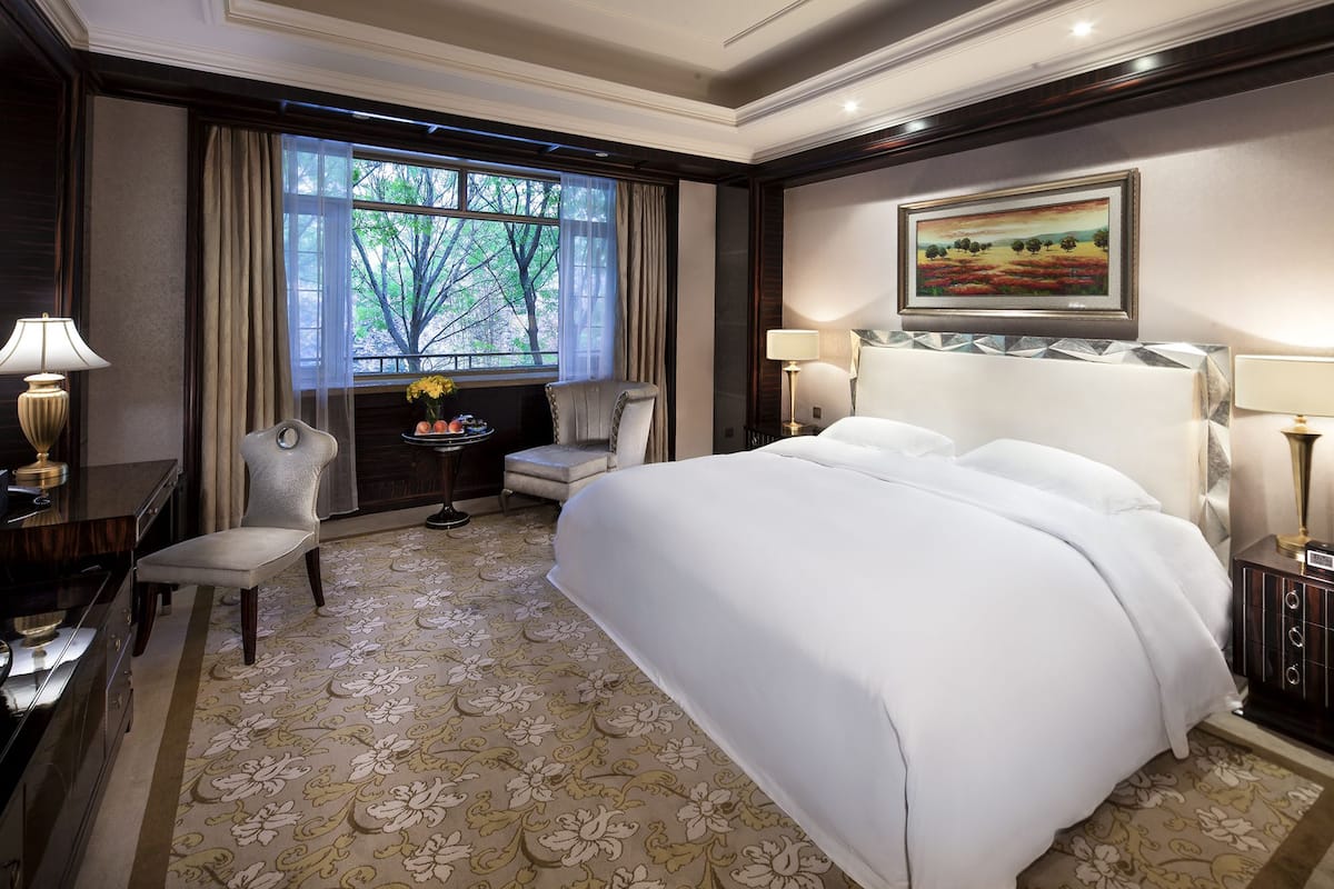 Deluxe Room | Minibar, in-room safe, desk, blackout drapes