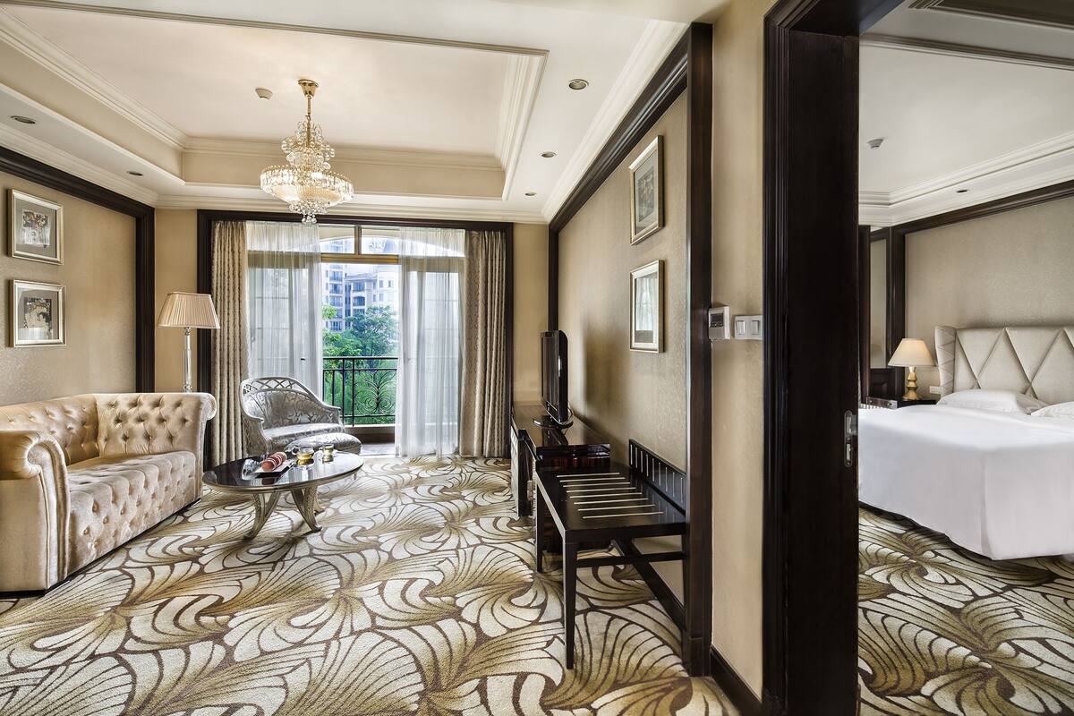 Deluxe Suite | Minibar, in-room safe, desk, blackout drapes