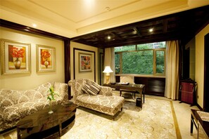 华丽套房 | 客厅 | 36-英寸液晶电视 （配备有线频道）、电视