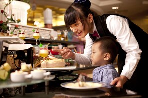 每日供应自助式早餐（每人 CNY 148）