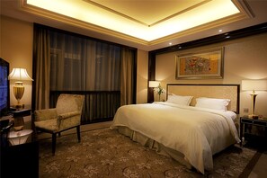 Deluxe Suite | Minibar, in-room safe, desk, blackout drapes - Chateau Star River (Beijing)