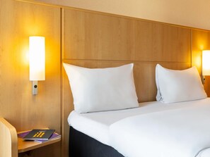 مكتب وستائر تعتيم وتجهيزات عازلة للصوت وواي فاي مجانًا