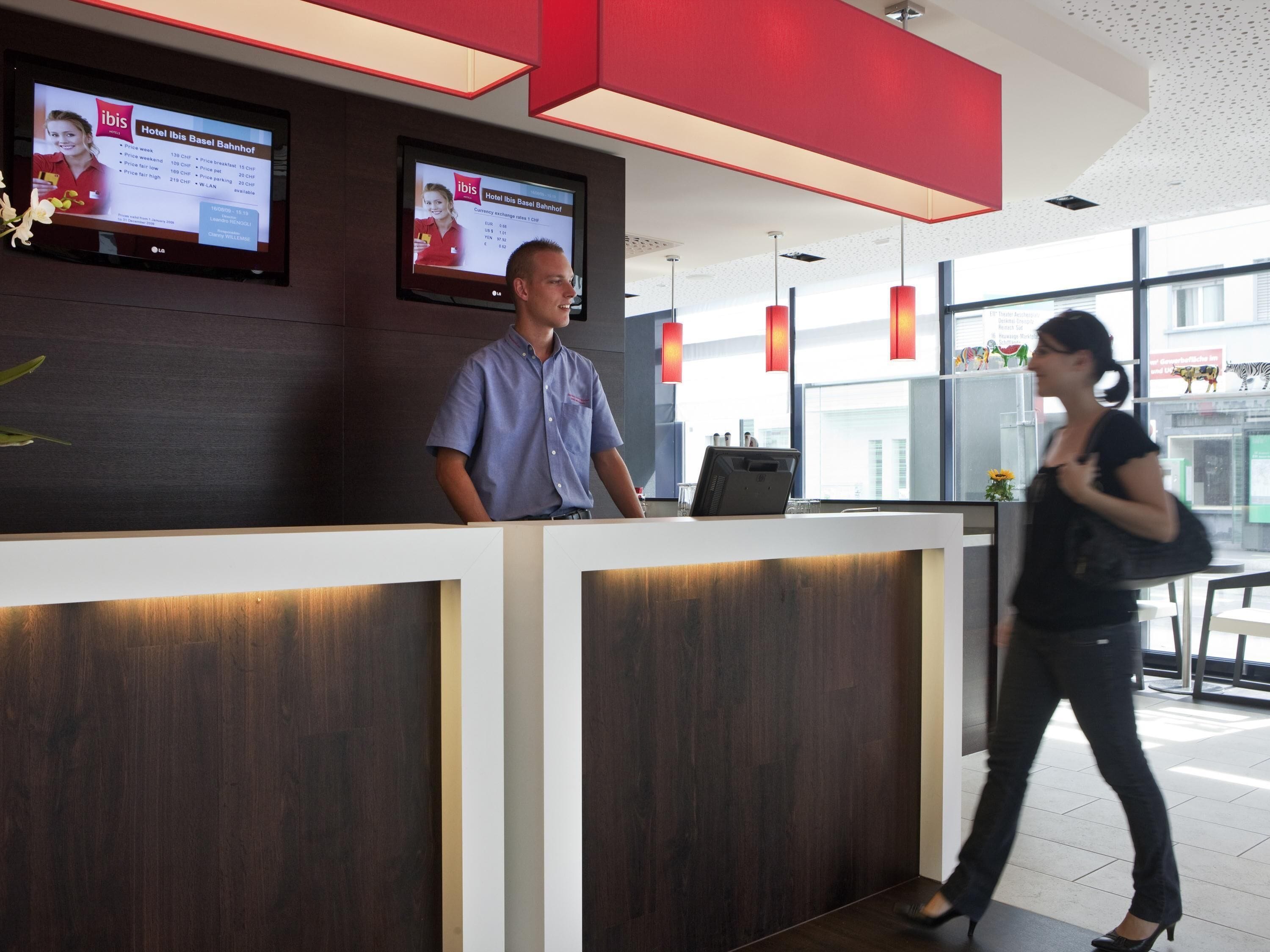 desk, blackout curtains, soundproofing, free wifi