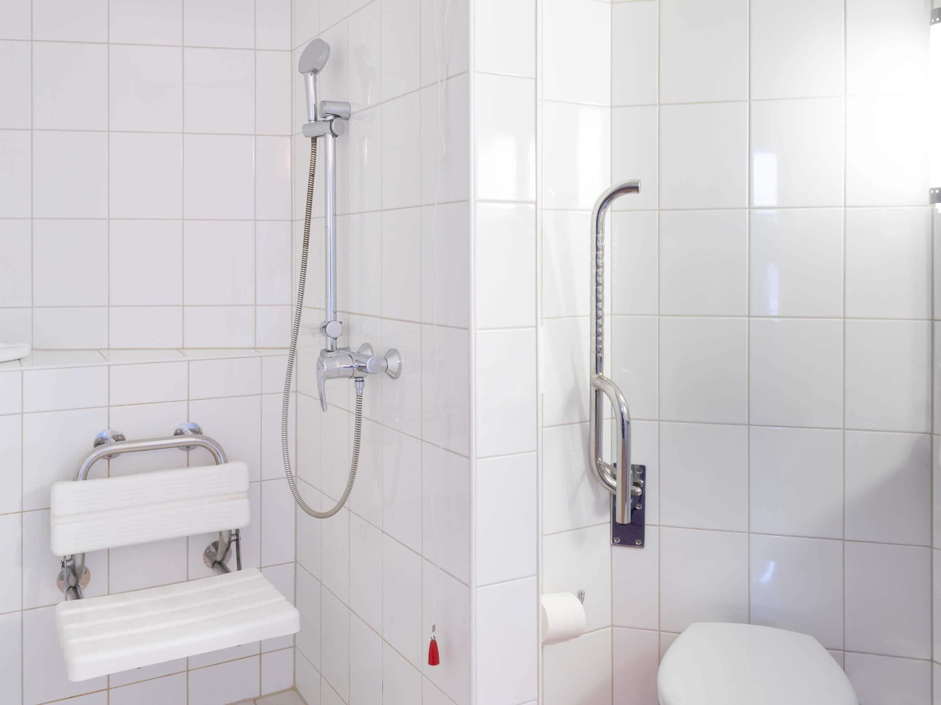 desk, blackout curtains, soundproofing, free wifi