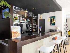 Bar (on property) - ibis Basel Bahnhof (Basel)