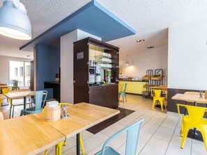 Se ofrece un desayuno bufé (19 CHF por persona)