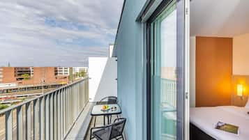 Habitación doble Confort, 1 cama matrimonial, balcón | Escritorio, cortinas blackout, insonorización y wifi gratis