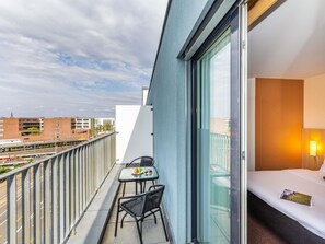 مكتب وستائر تعتيم وتجهيزات عازلة للصوت وواي فاي مجانًا