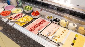 Petit déjeuner buffet (19 CHF par personne)