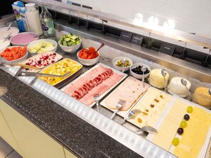 Daily buffet breakfast (CHF 19 per person) - ibis Basel Bahnhof (Basel)