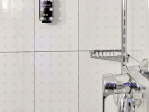 Separate bathtub and shower, eco-friendly toiletries, hair dryer, towels - ibis Basel Bahnhof (Basel)