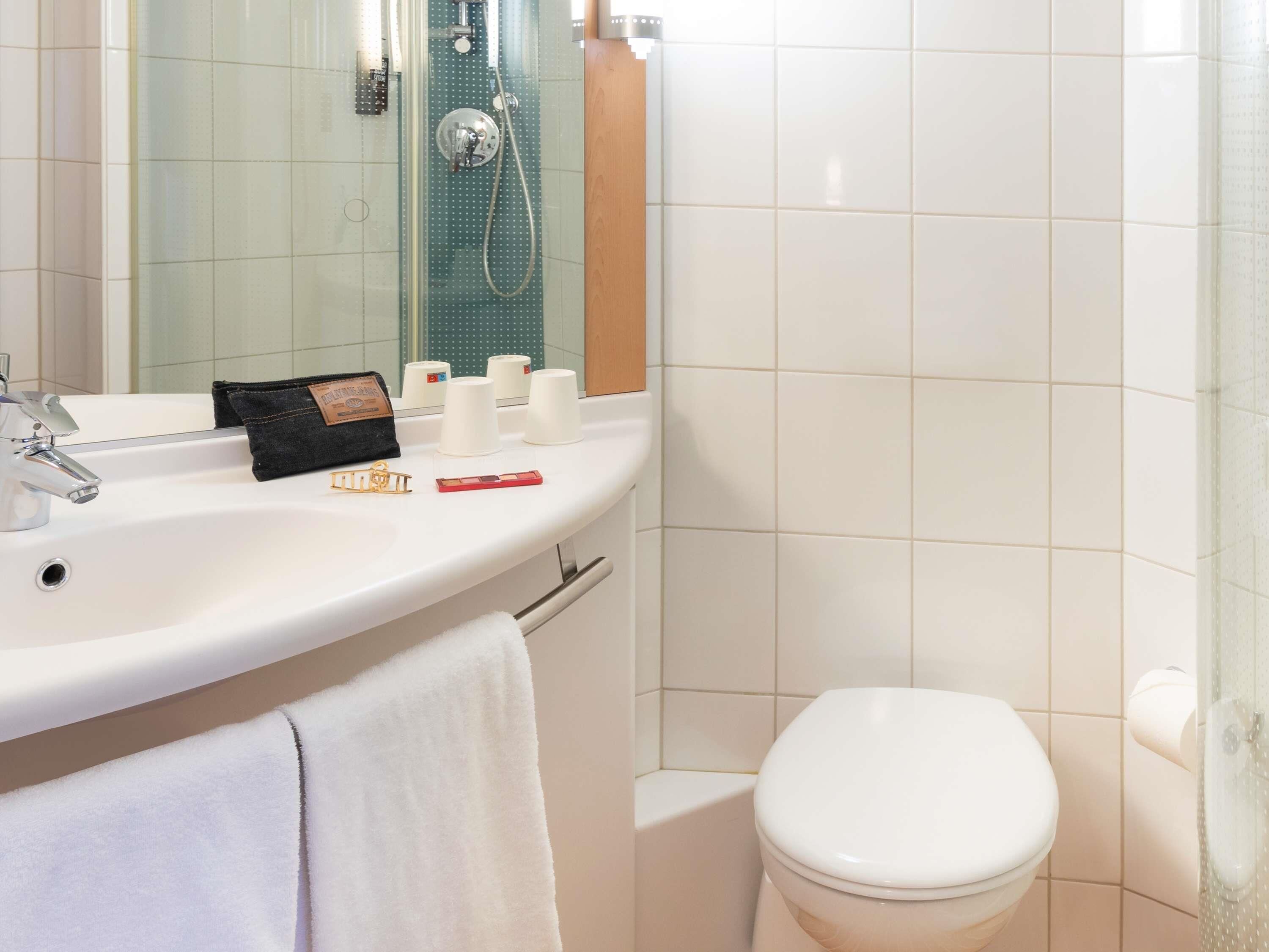 desk, blackout curtains, soundproofing, free wifi