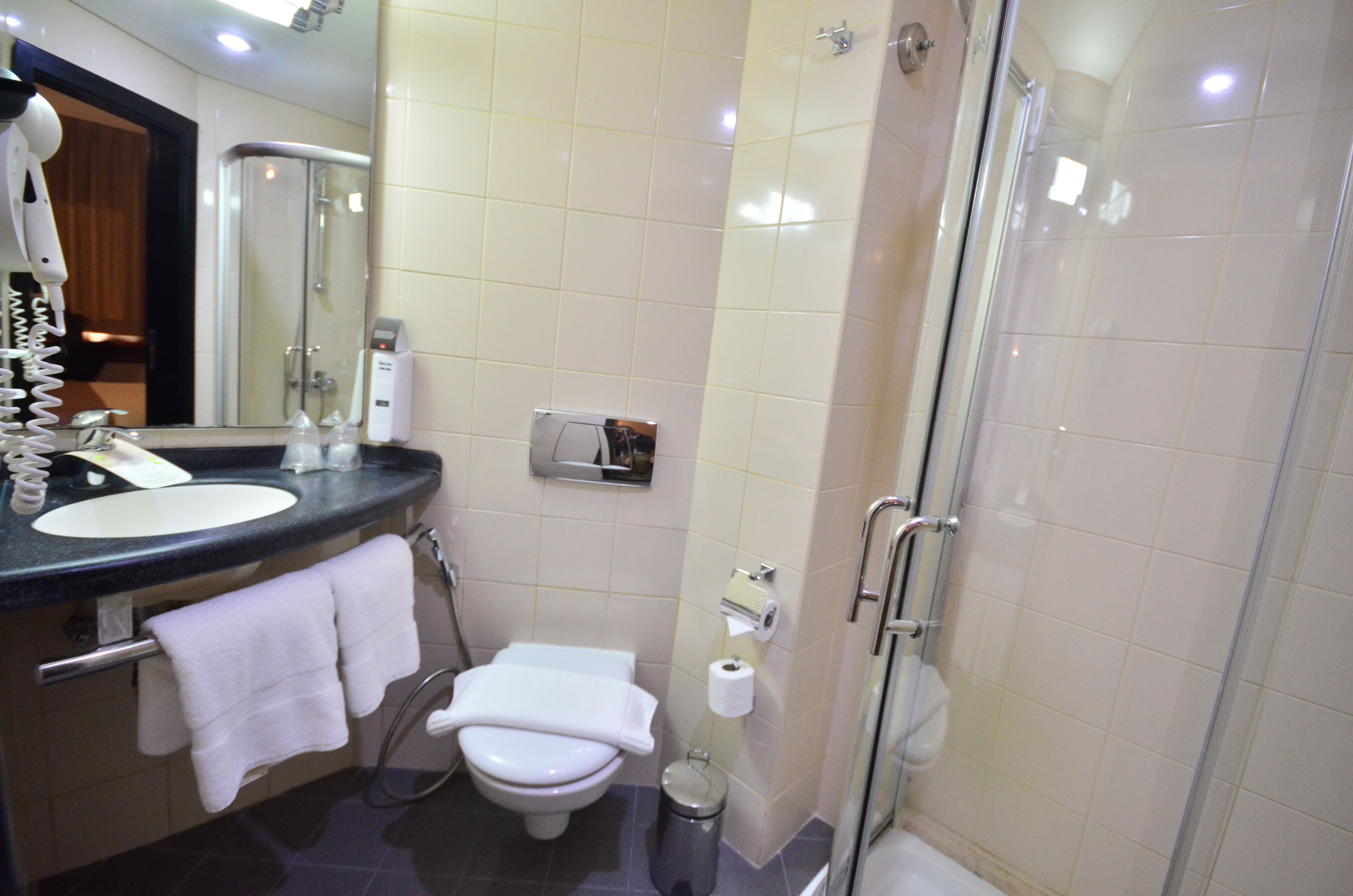 Ein Badezimmer mit Waschbecken, Toilette und Duschkabine.
