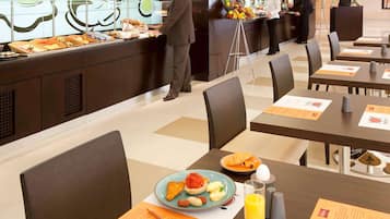 供应早餐、午餐和晚餐