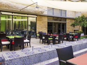 Serves lunch, dinner and happy hour