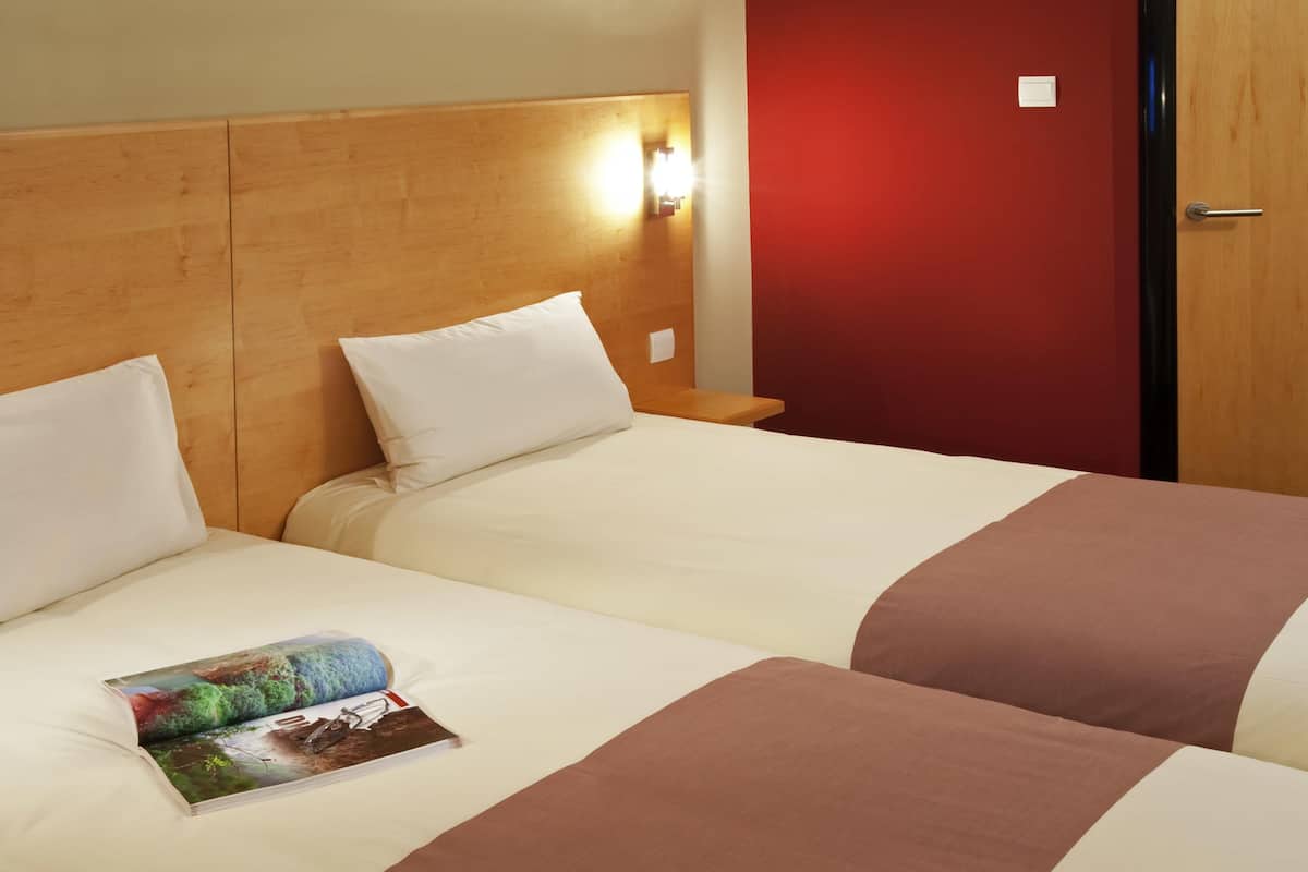 Habitación, 2 camas individuales | Sábanas de algodón egipcio, colchones Select Comfort, caja fuerte